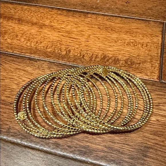 Elegant Gold Beaded Bracelet with Heart Charm - Picture 4 of 4